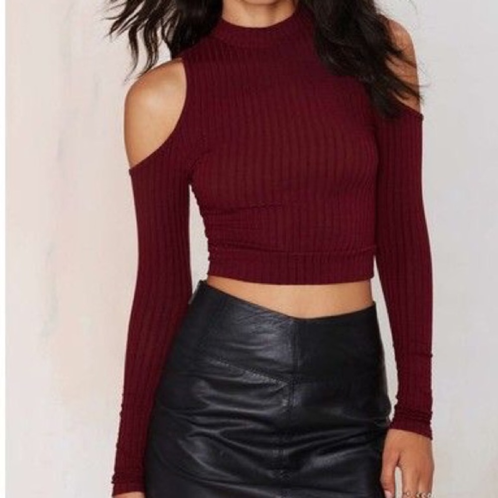 Maroon cold shoulder ribbed top